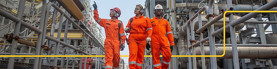 shell-employee-inspecting-at-shell-refinery